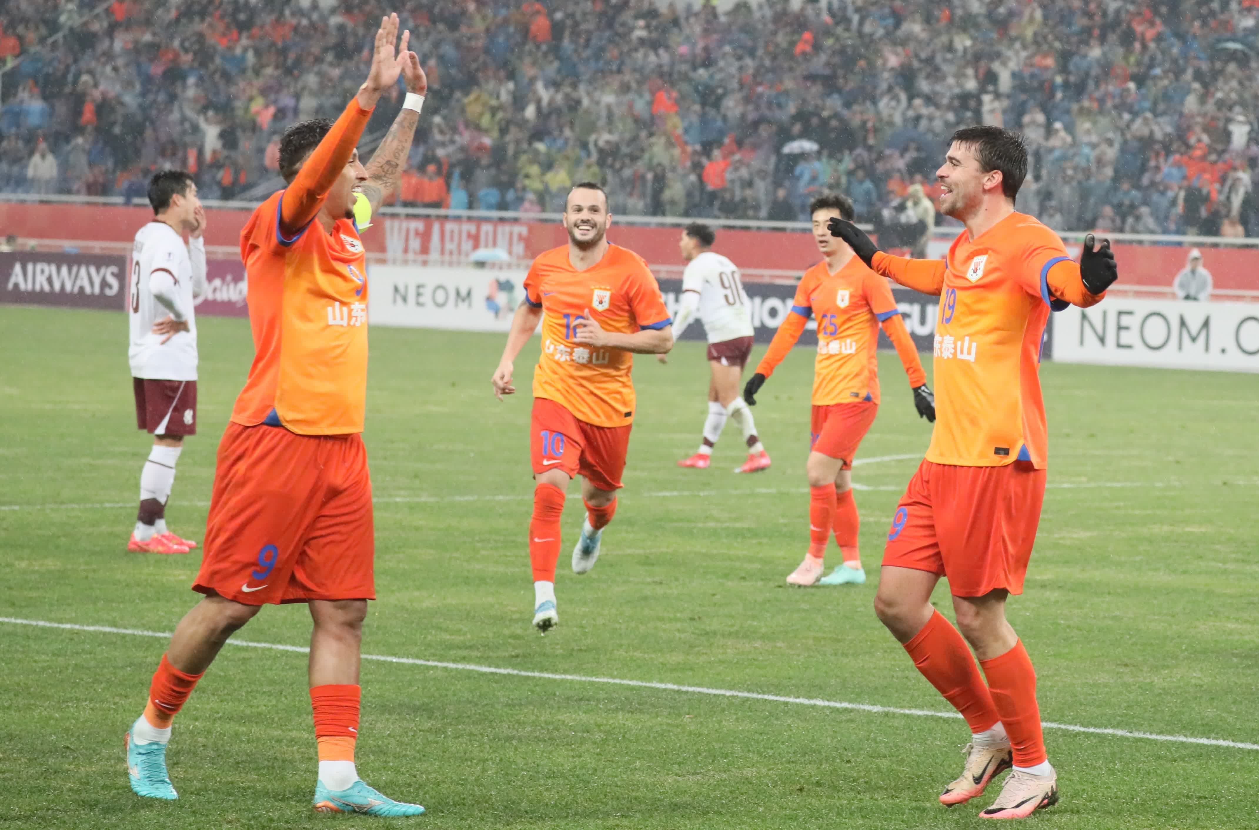 包含集结日英超焦点战，山东泰山内部沟通，悬念犹存，球探报告显示潜力的词条